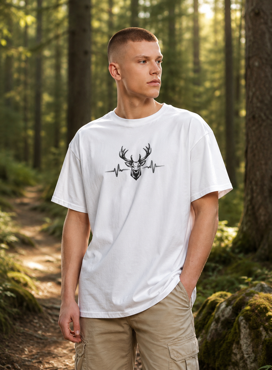 Heartbeat Deer T-Shirt – Hirsch Herzschlag Design | DTF Druck Bayern