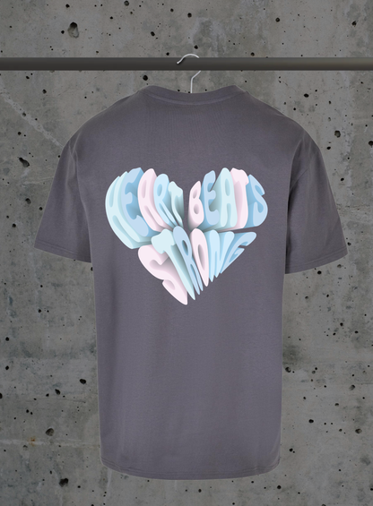 Heart Beats Strong T-Shirt – 3D Herz Typografie Design Pastell | 3DDigitaldruck