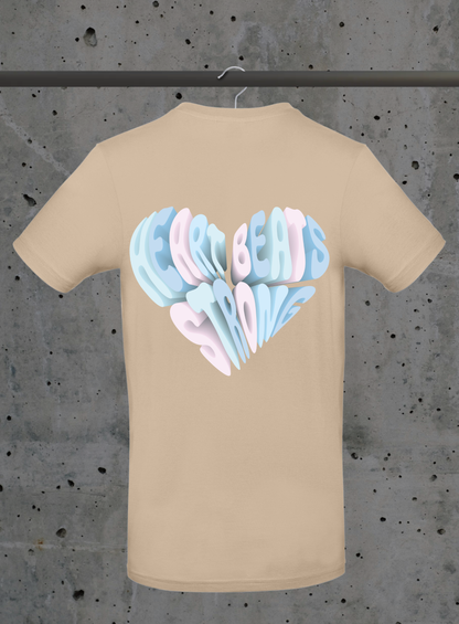 Heart Beats Strong T-Shirt – 3D Herz Typografie Design Pastell | 3DDigitaldruck