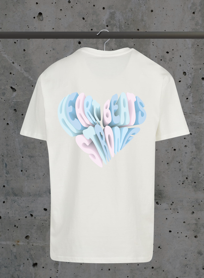 Heart Beats Strong T-Shirt – 3D Herz Typografie Design Pastell | 3DDigitaldruck