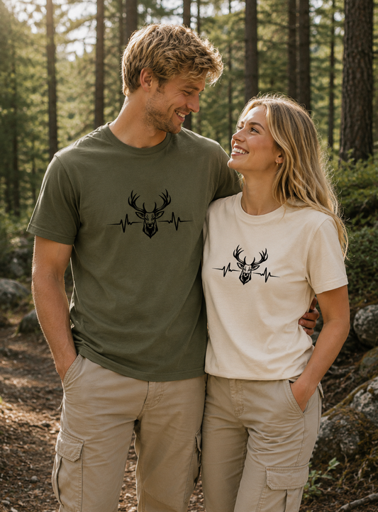 Heartbeat Deer T-Shirt – Hirsch Herzschlag Design | DTF Druck Bayern