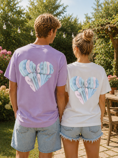 Heart Beats Strong T-Shirt – 3D Herz Typografie Design Pastell | 3DDigitaldruck