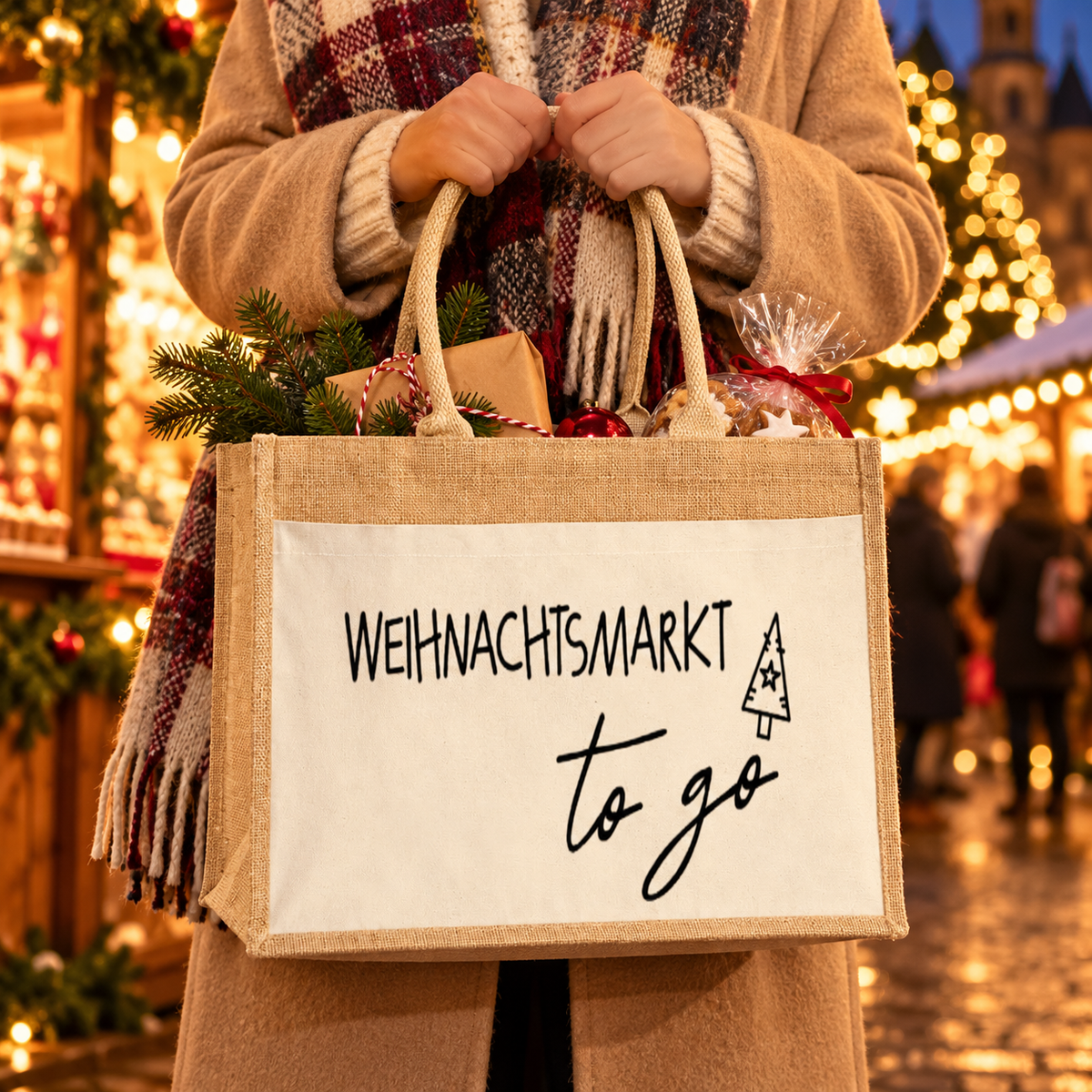 Weihnachtsmarkt to go Tasche in der Hand auf dem Christkindlesmarkt