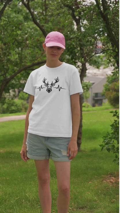 Heartbeat Deer T-Shirt – Hirsch Herzschlag Design | DTF Druck Bayern